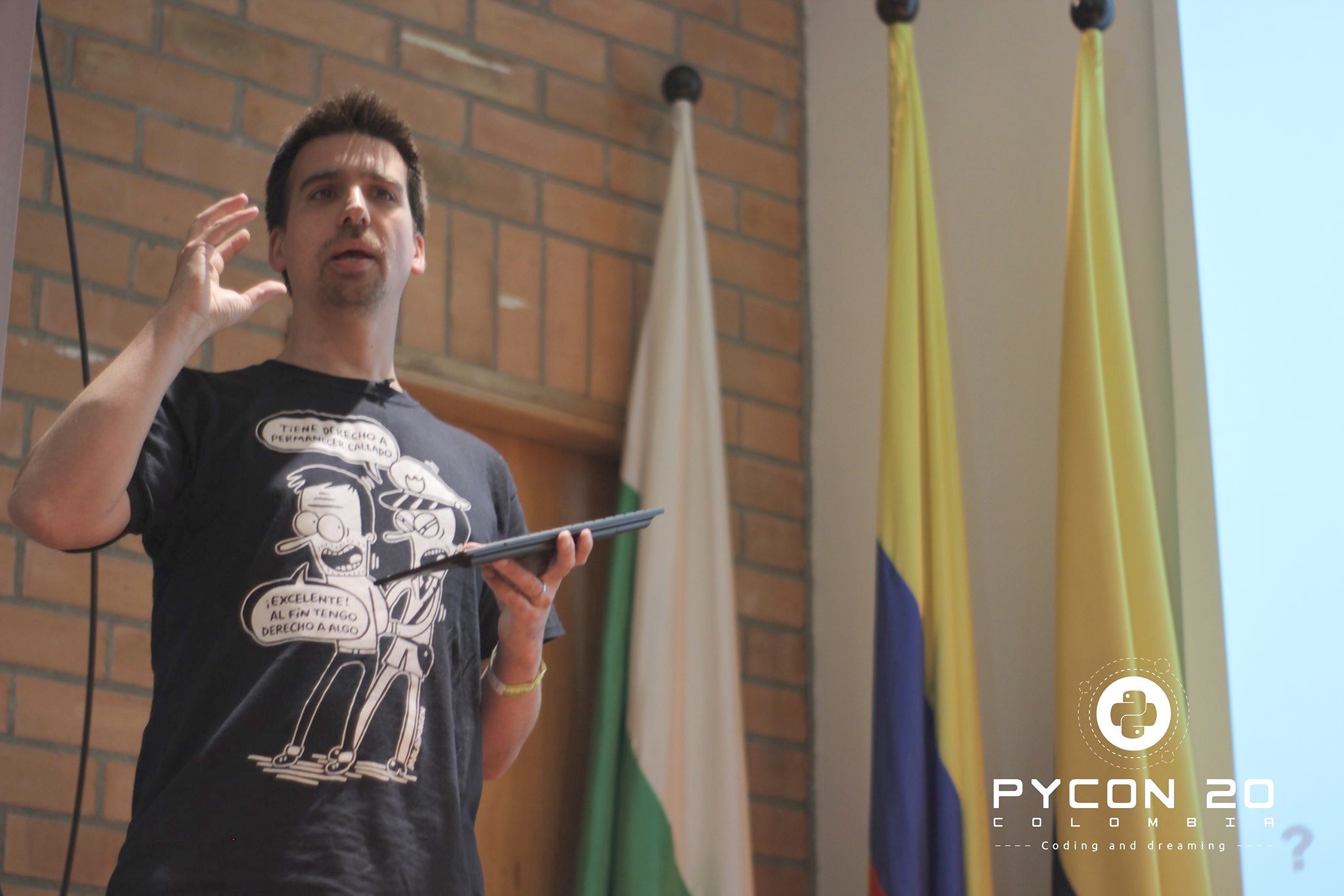 Presentando - Copyright PyCon Colombia